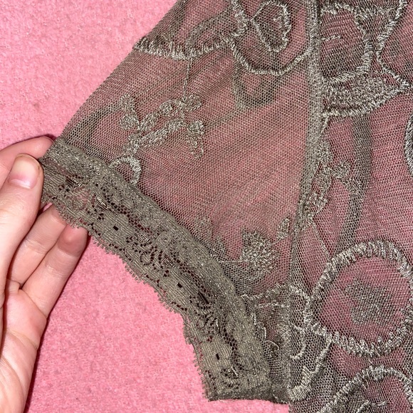 🧚🏻‍♀️3 for 20$🧚🏻‍♀️Army green flower mesh top - Picture 3 of 5